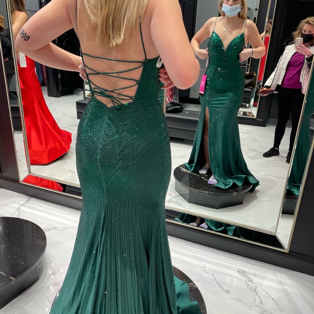 SELLING PROM DRESS! - Picture 2 of 4